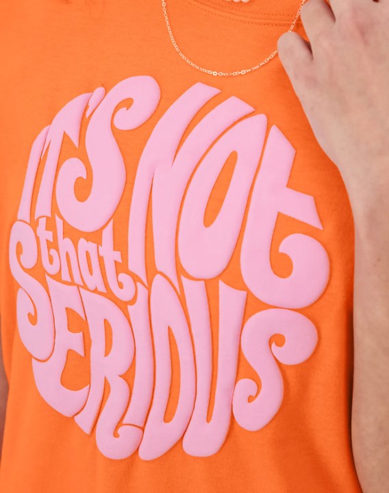 Playera con gráfico "It´s not that Serious"